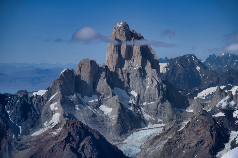 Spitzer Berg Gipfel Fitz Roy unter hellblauem Himmel, Argentinien