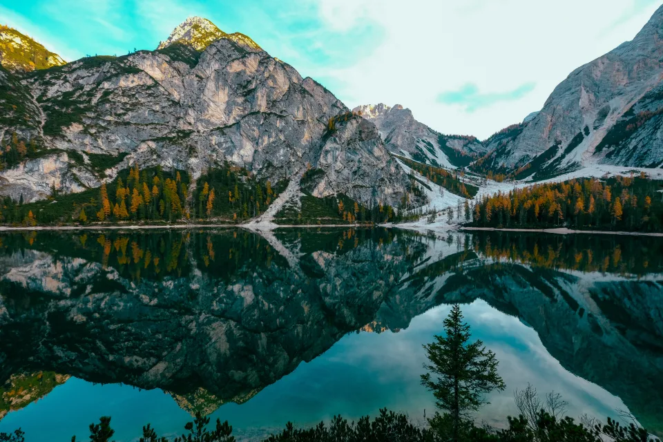 Steinerne Berge spiegeln sich im Wasseroberfläche See