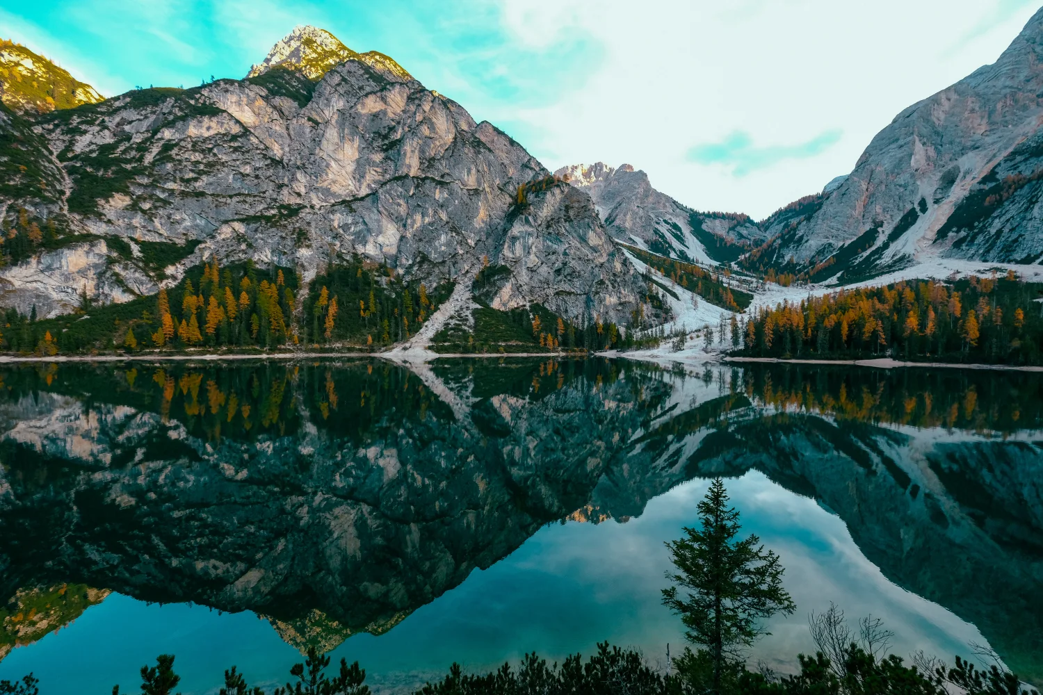 Steinerne Berge spiegeln sich im Wasseroberfläche See