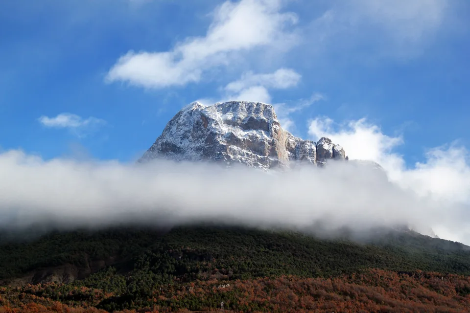 Verschneite Berg Gipfel in weißen Wolken