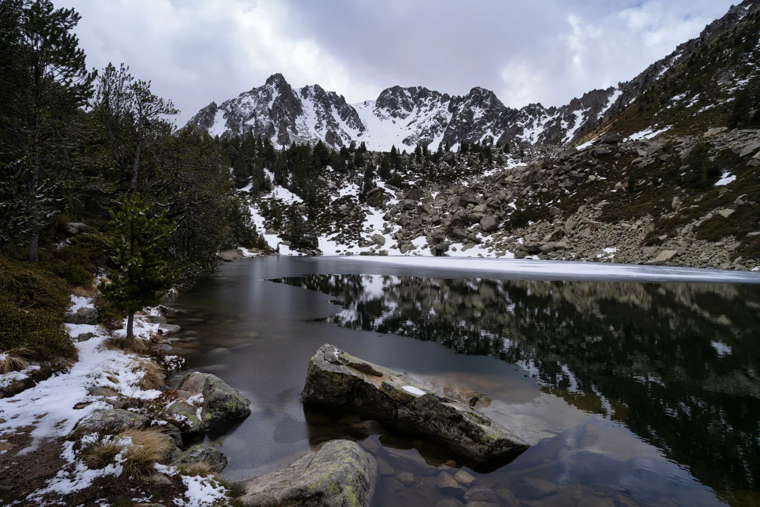 Verschneite Berge bei kalten Fluss, Andorra