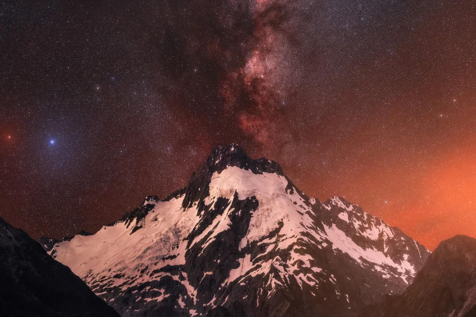 Verschneite Gipfel Berge unter dem Sternenhimmel