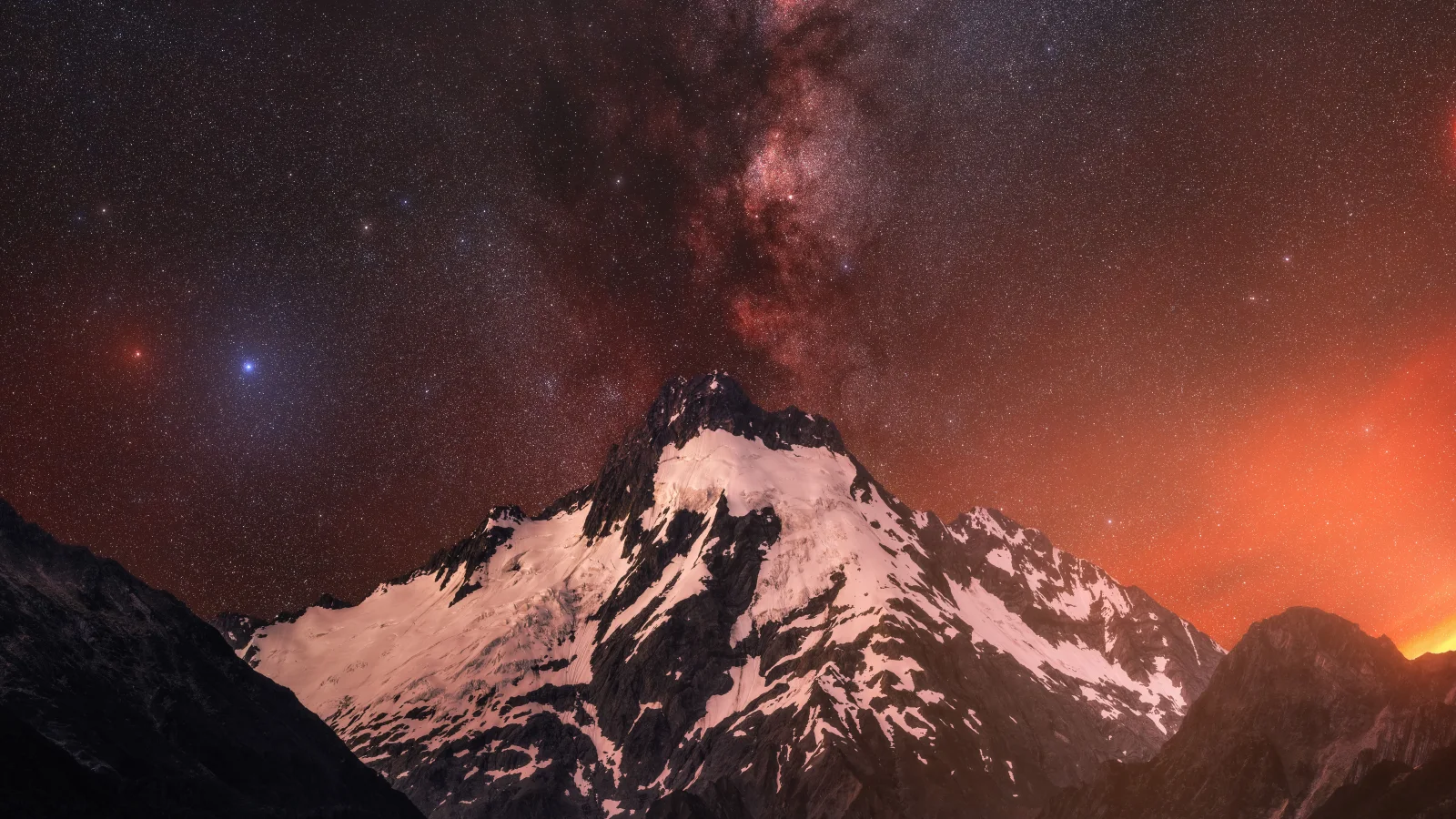 Verschneite Gipfel Berge unter dem Sternenhimmel