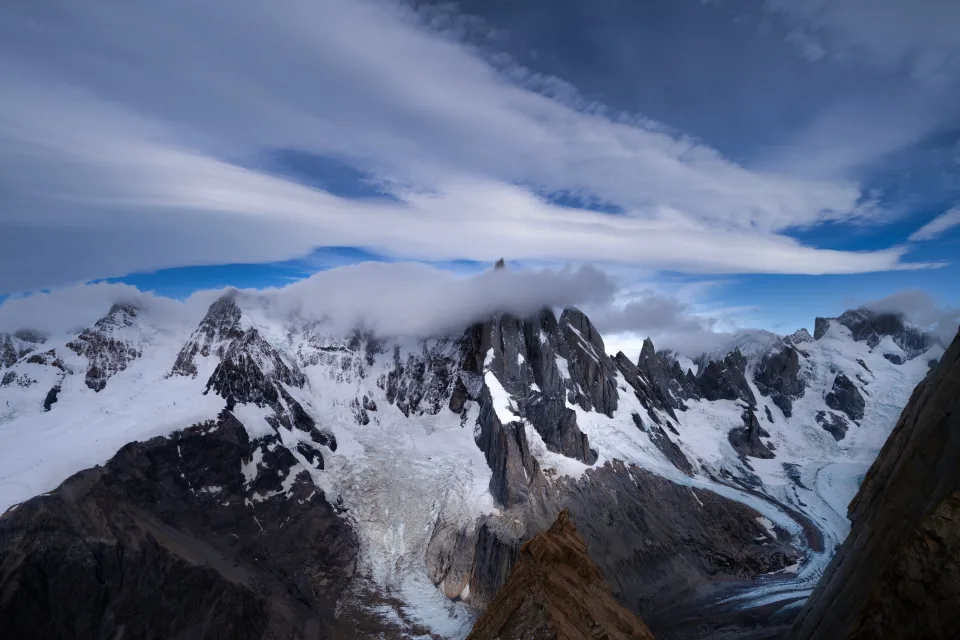 Weiße Wolken über verschneiten Berge