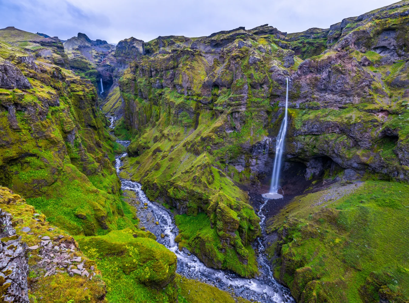 Fließen entlang hohen Canyons