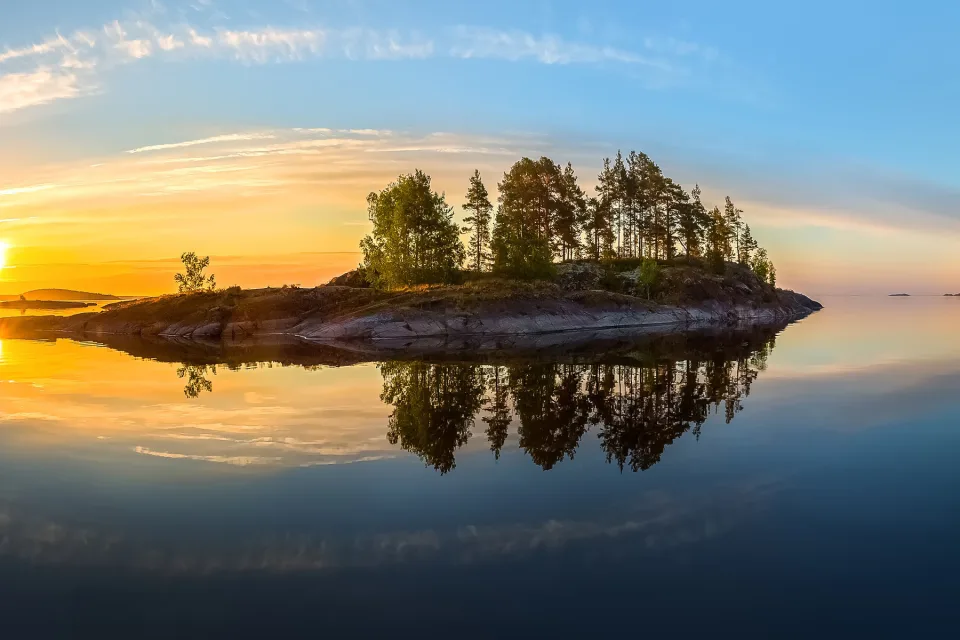 Insel auf Fluss bei Sonnenuntergang