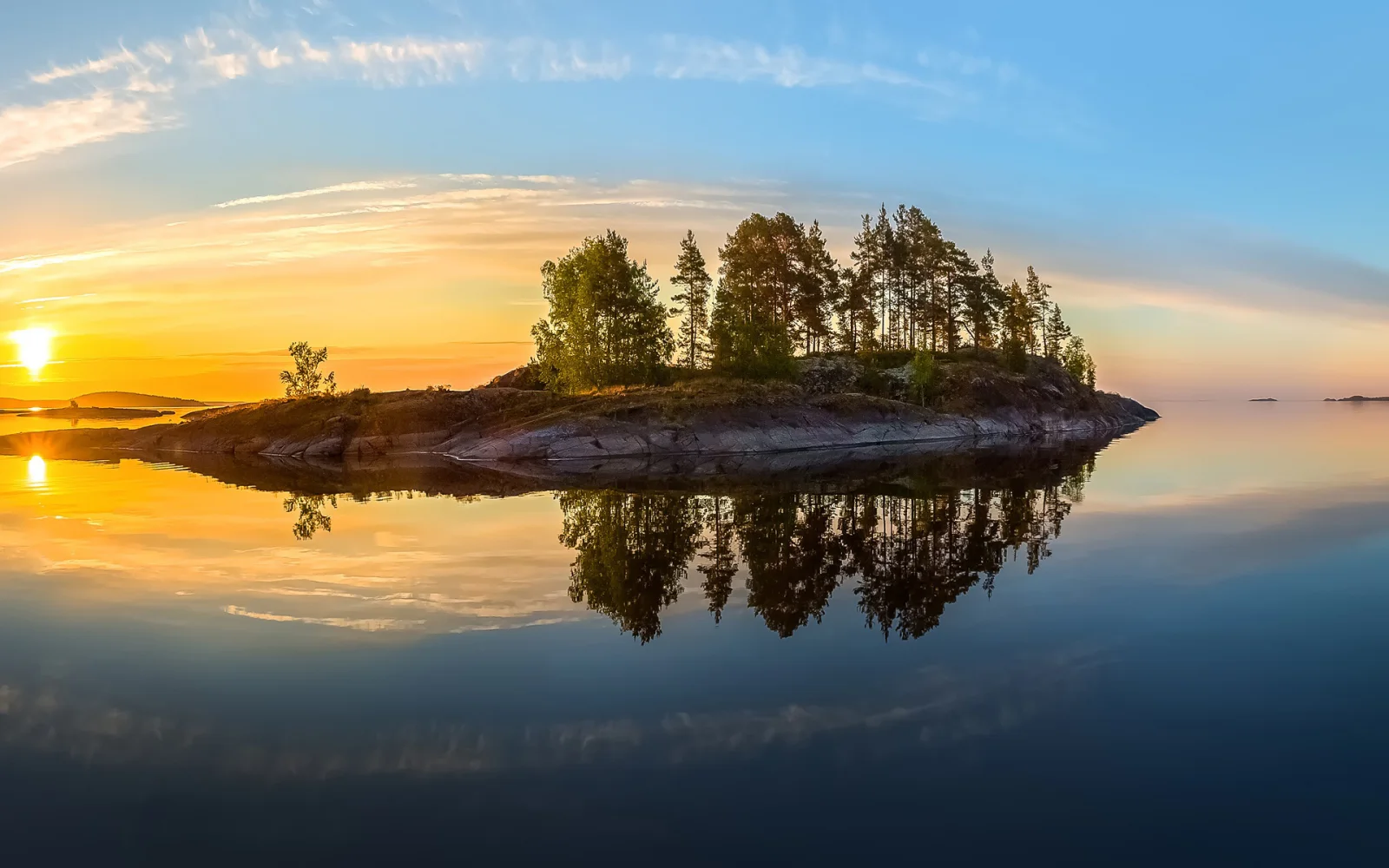 Insel auf Fluss bei Sonnenuntergang