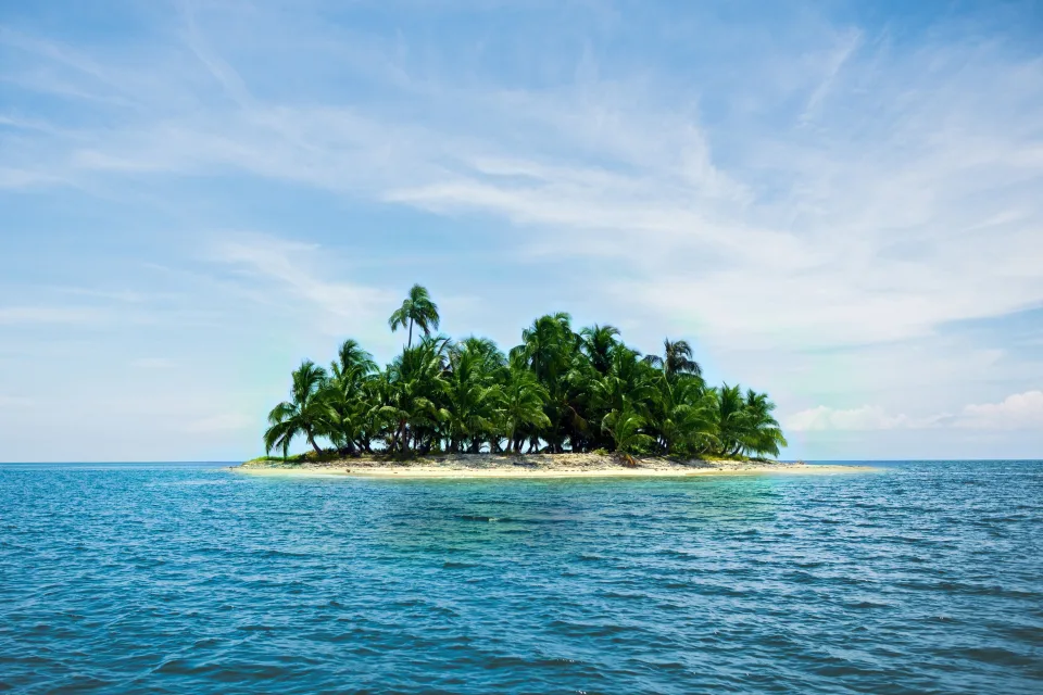 Kleiner tropischer Insel im Ozean