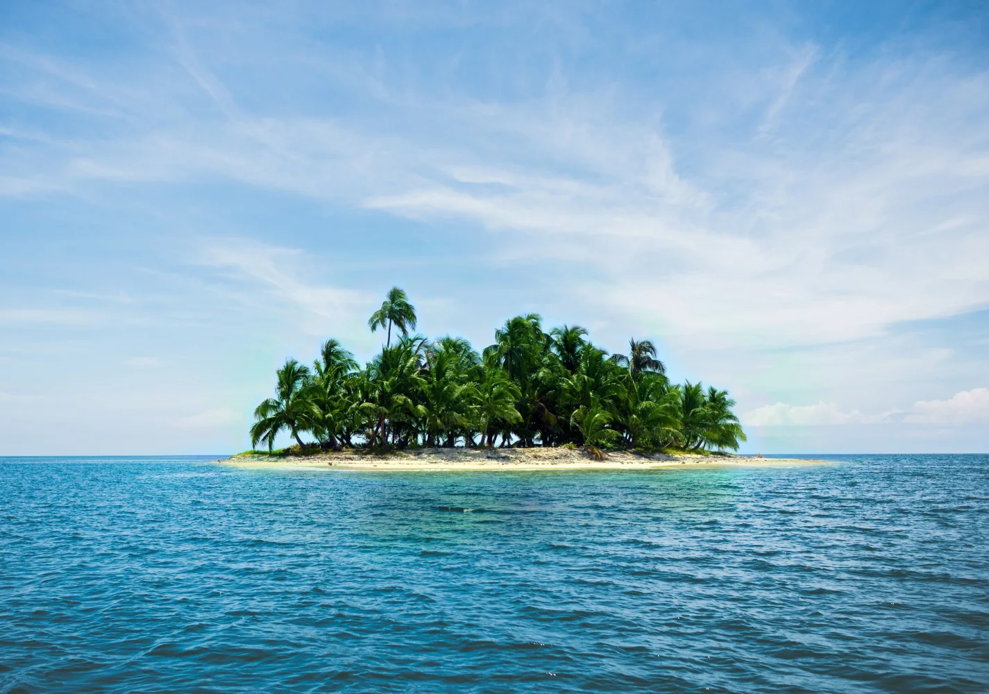 Kleiner tropischer Insel im Ozean
