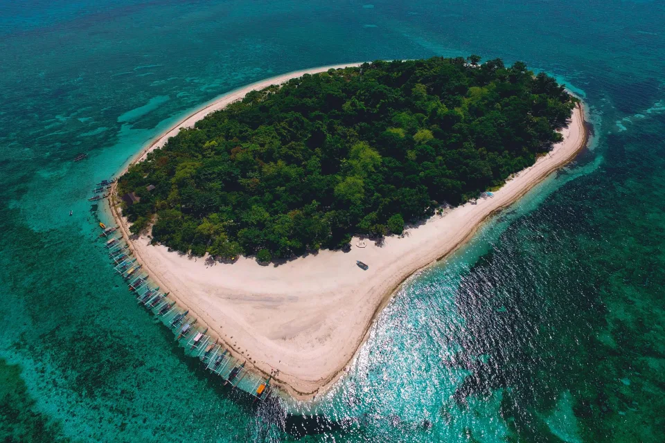 Tropischer Insel in hellblauem Ozean, Island