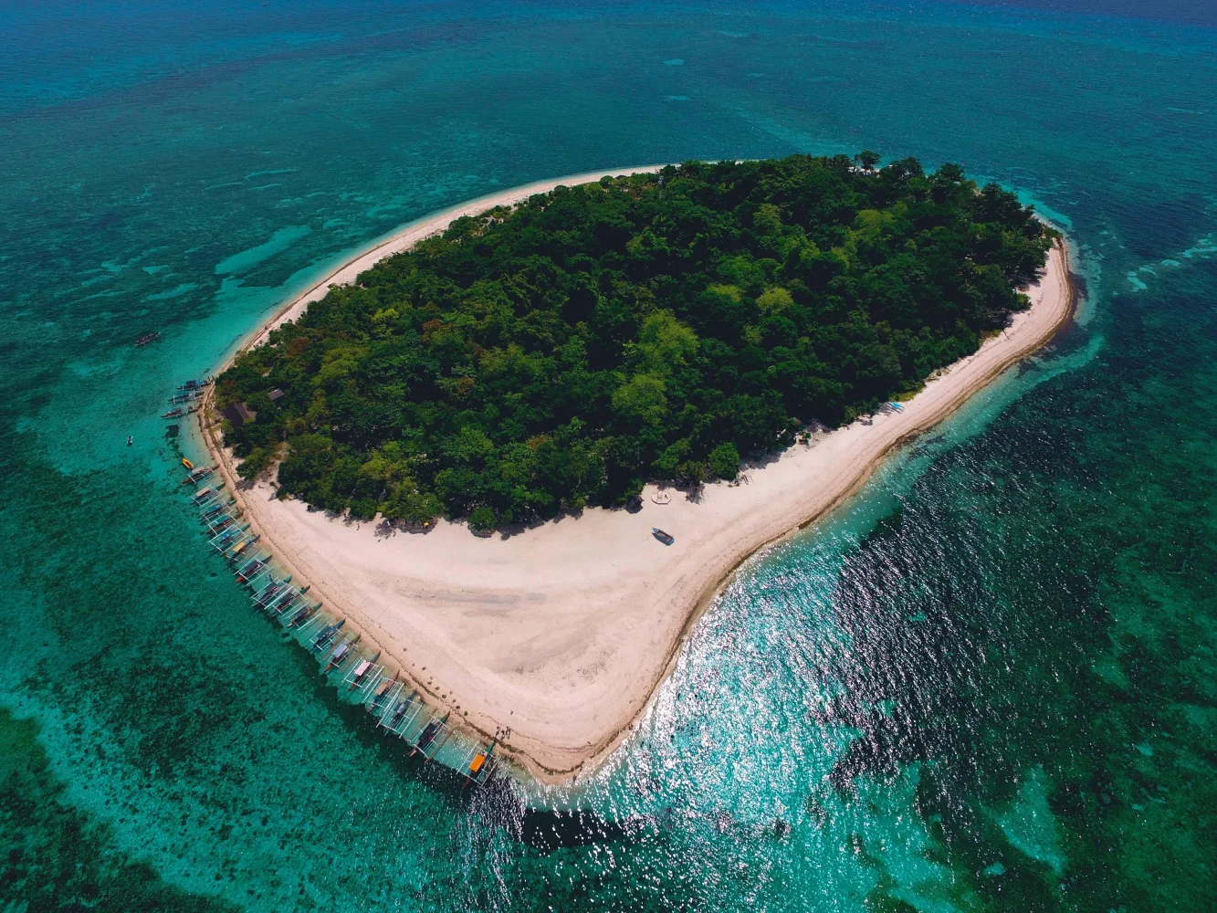 Tropischer Insel in hellblauem Ozean, Island