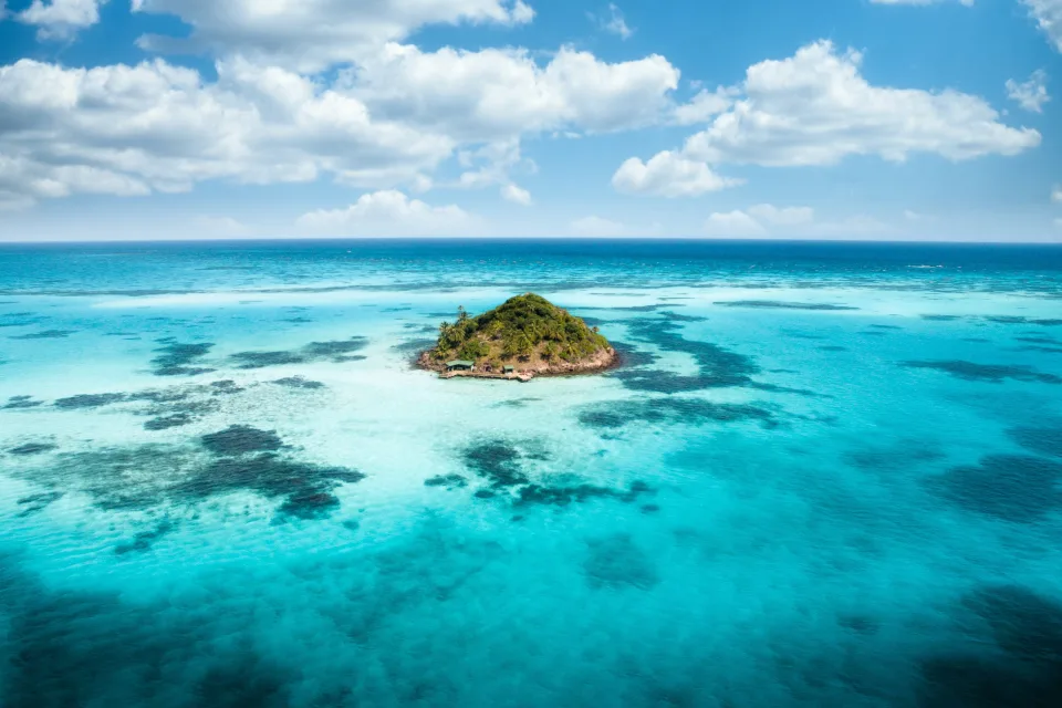 Tropischer Insel inmitten hellblauen Ozean
