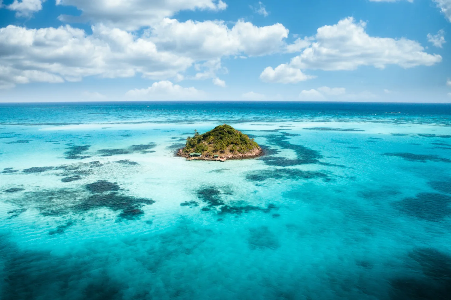 Tropischer Insel inmitten hellblauen Ozean