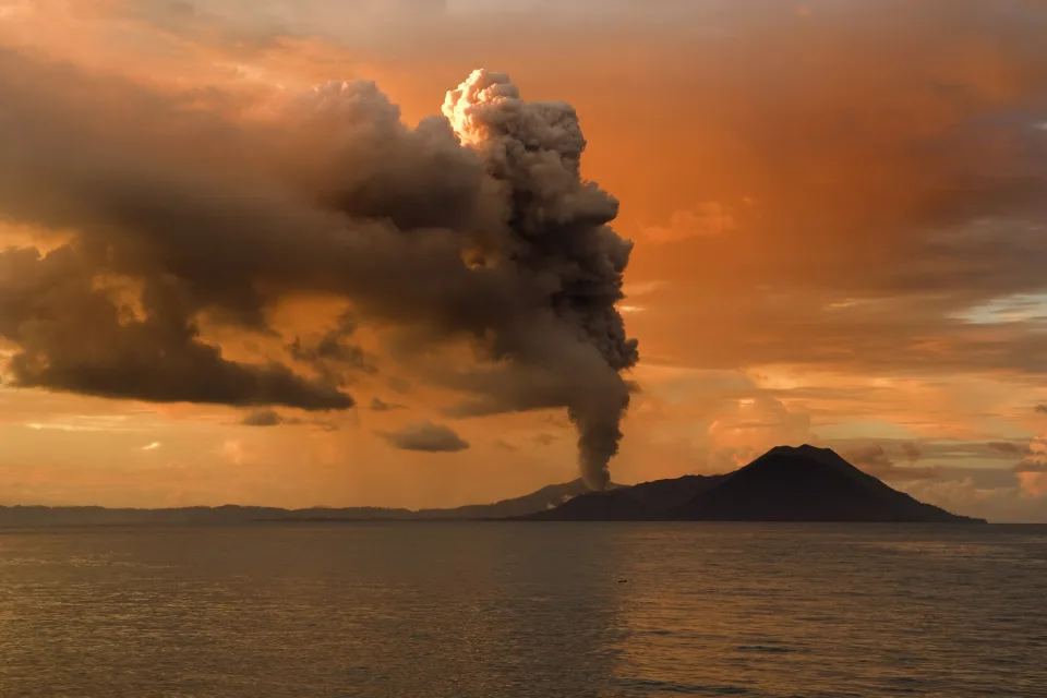 Ausbruch Vulkan auf der Insel inmitten Meer