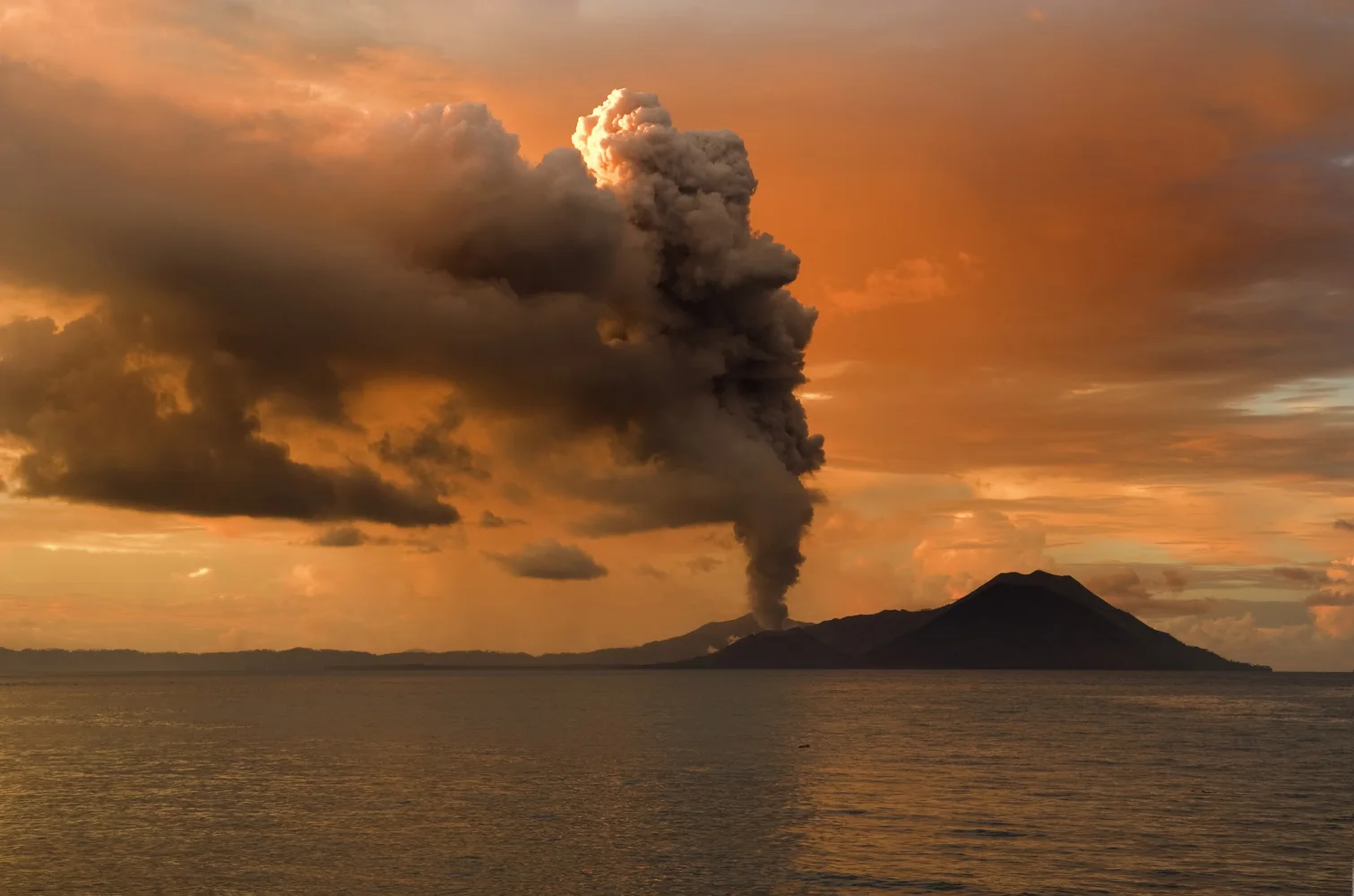 Ausbruch Vulkan auf der Insel inmitten Meer