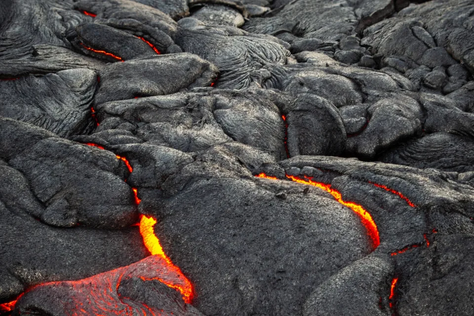 Lava dringt durch durch in Vulkan