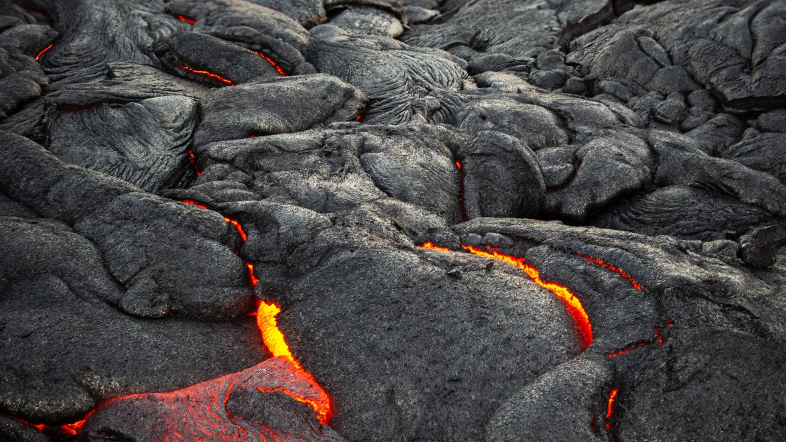 Lava dringt durch durch in Vulkan