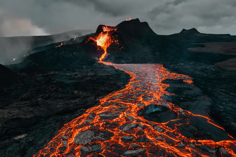 Lava fließt entlang Hang