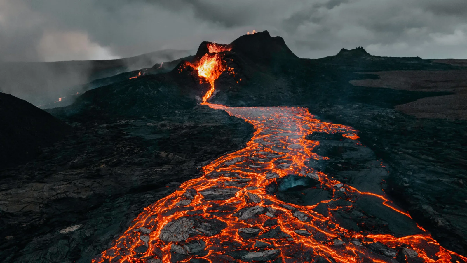 Lava fließt entlang Hang