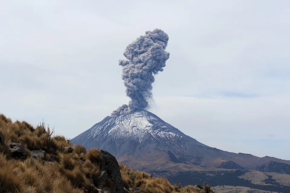 Rauch über Vulkan Popocatépetl, Mexiko