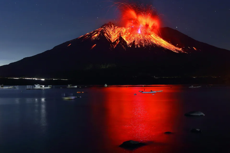 Vulkan Sakurajima Bricht aus vor dem Hintergrund Wasser