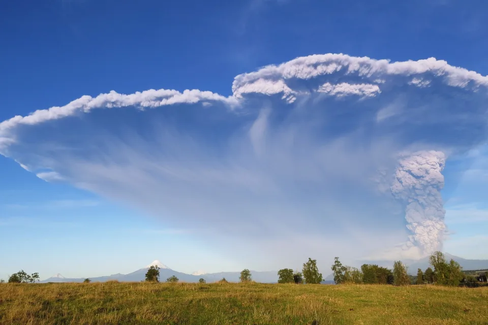 Weißer Rauch aktiven Vulkan in hellblauem Himmel, Chile