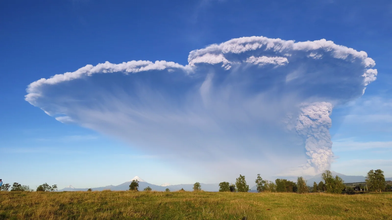 Weißer Rauch aktiven Vulkan in hellblauem Himmel, Chile