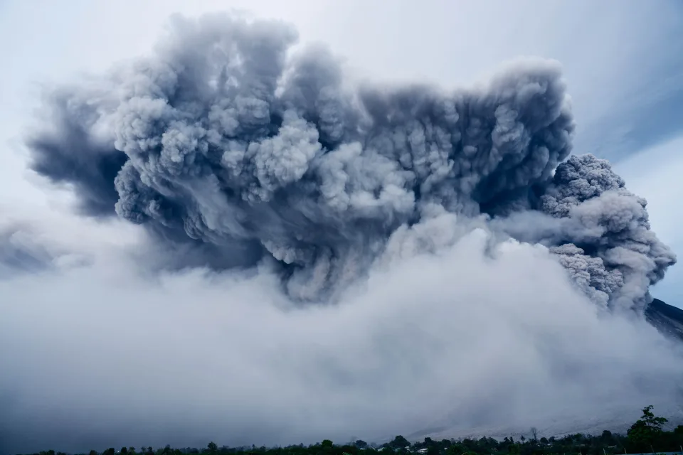 Wolken Asche über Vulkan