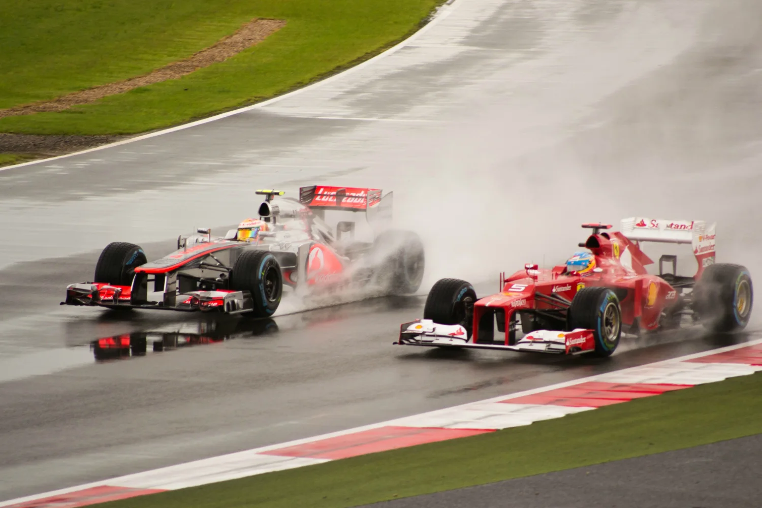 4K Ultra HD F1 Racing Thrilling Wet Track Duel in High Speed Sports Action