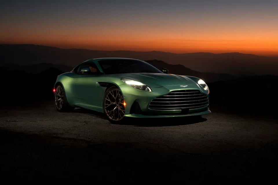 Aston Martin DB12 Sonnenuntergang