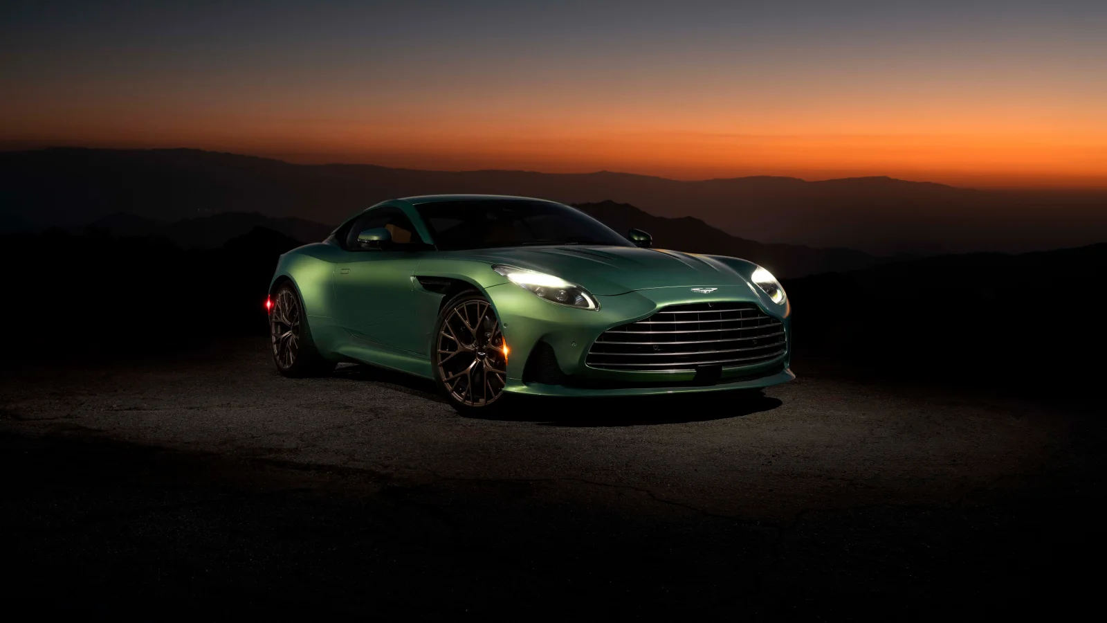 Aston Martin DB12 Sonnenuntergang