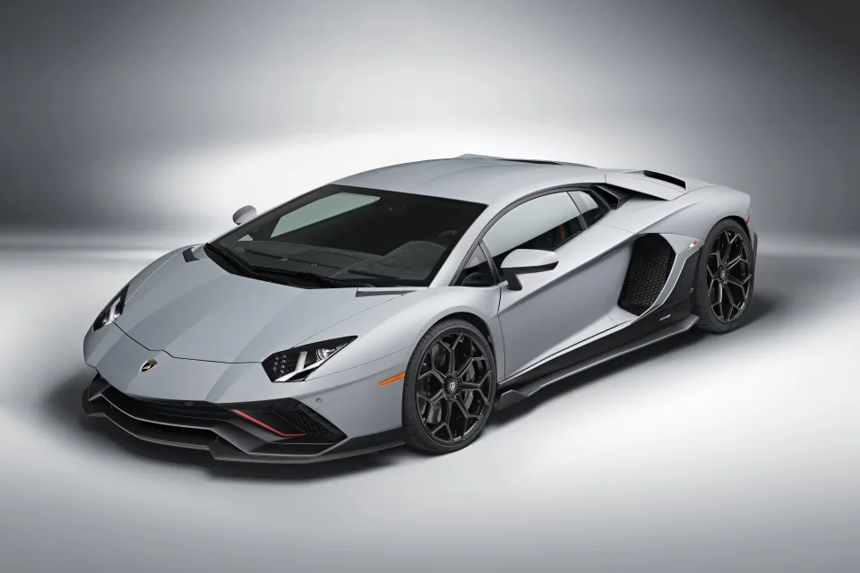 Lamborghini Aventador LP 780 4 Ultimae Weiß