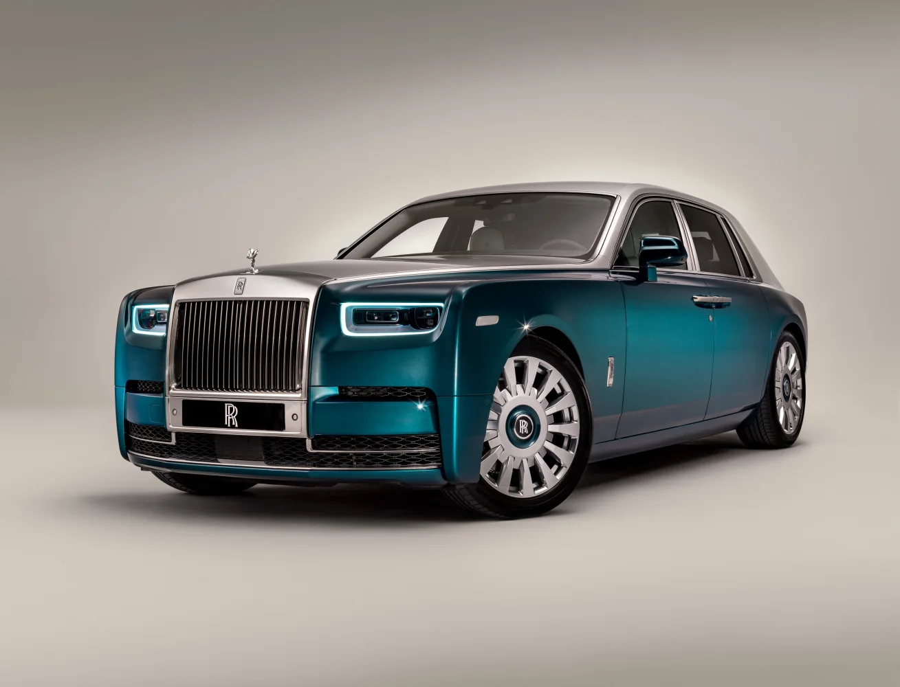 Rolls Royce Phantom Iridescent Opulence
