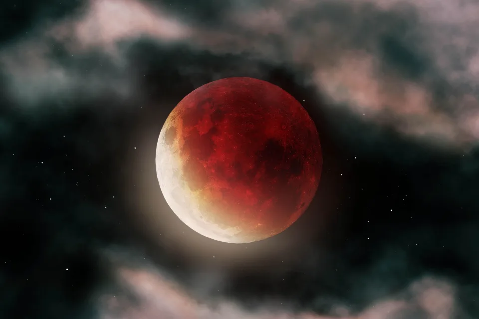 Blood Mond Wolken