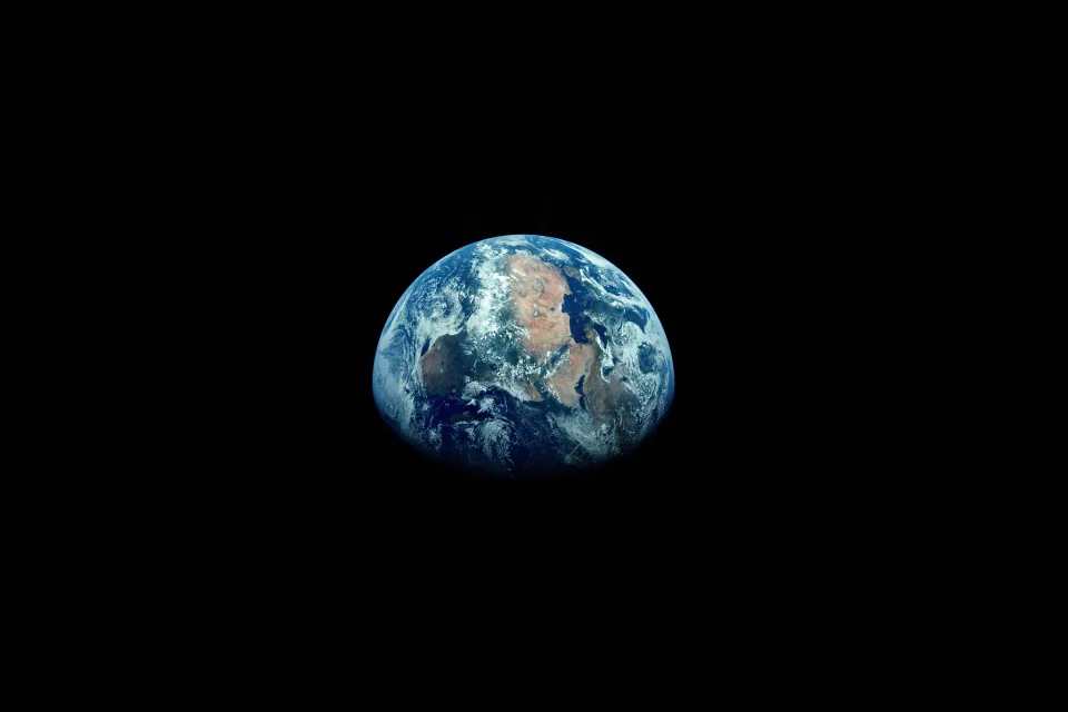 Erde AMOLED